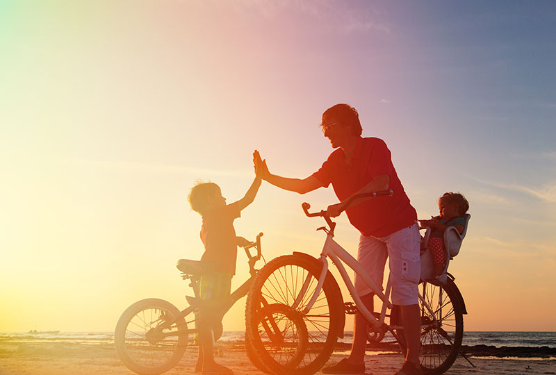 web-father-with-kids-biking-.jpg