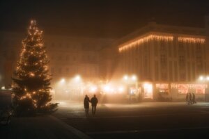 festive-night-in-foggy-gmunden-town-square